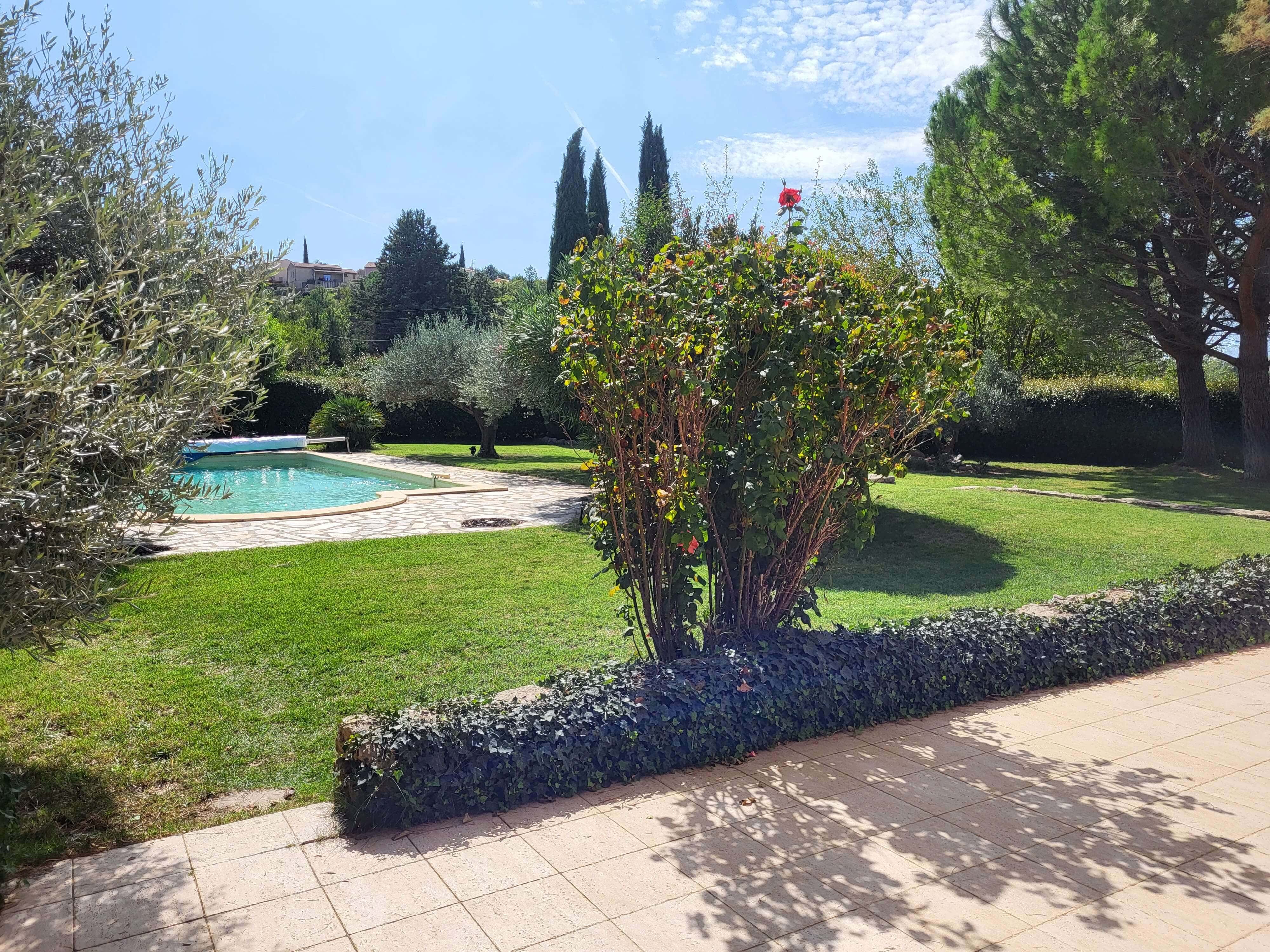 Vue jardin et piscine